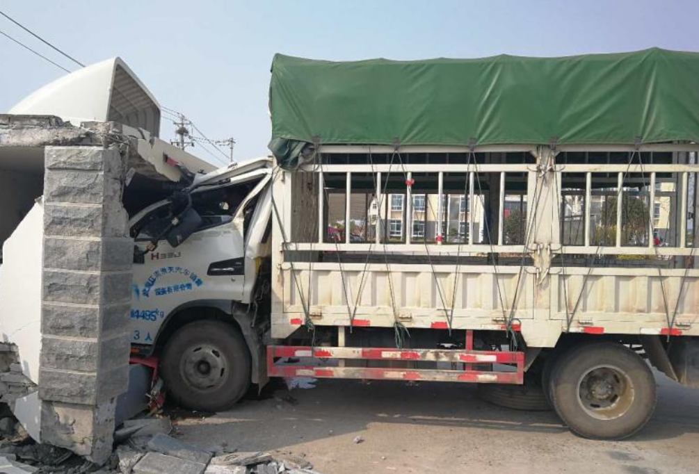 武汉货物受潮遭遇索赔冲动司机驾车撞墙怒怼