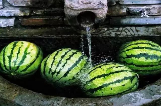 在大多数的清宫剧中你都能看到仆人给主人打扇的场景但是那凉风是断