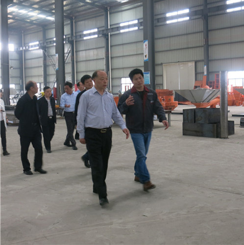 在黄梅县,刘长华一行观摩了杉木乡柯岭村农机春耕春播现场,调研了县