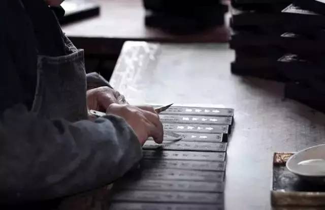 方便,但也失掉了中国文人写字作画时浑然天生的某种"意境"研墨之必要