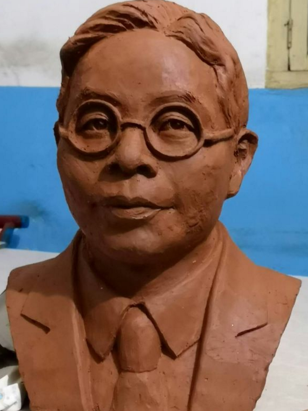 在舒师傅的家中,记者还看到了他所雕刻的多件泥塑作品,如崇阳名人