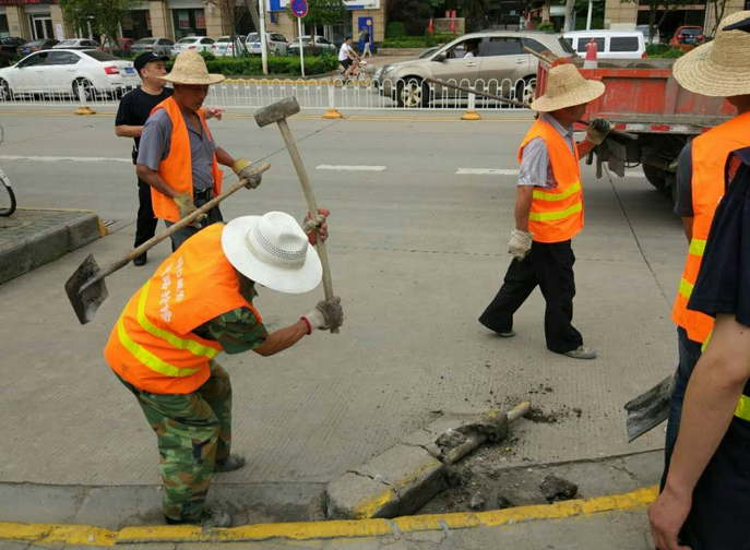 临街商户为利己违法砌坡封堵人字沟武汉硚口城管清理道路排水沟栓