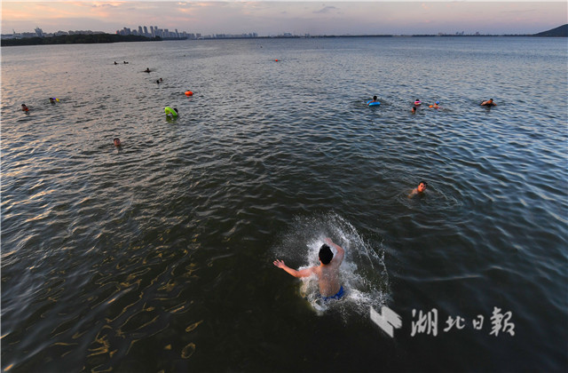 近日武汉出现高温天气,傍晚众多市民到武汉东湖凌波门露天游泳池戏水