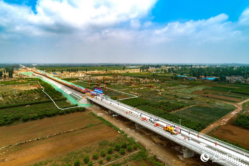 沂蒙革命老区首条高铁开始铺轨施工