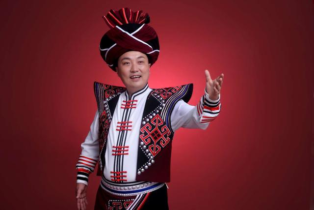 省土家族(五峰)歌舞剧团声乐演员袁玉华演唱的《在一堆》,以五峰土家