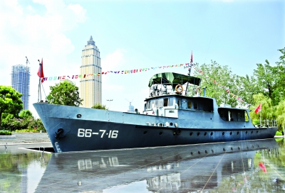 66-7·16艇永久陈列汉口江滩观众在艇上参观冷转运拿着年轻时的照片在