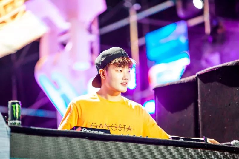 许多徐梦圆的乐迷们早早的就来到hoha电音节现场等待,除了电音爱好者