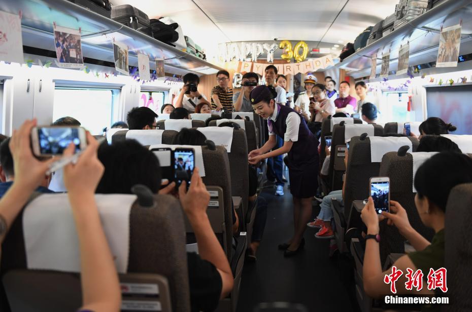 从1988年的81/82次特快列车到如今的g20次"复兴号"动车组"西子号"
