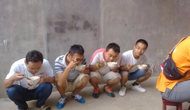 有的武汉老杆喜欢蹲着吃饭.造句:蹲着.