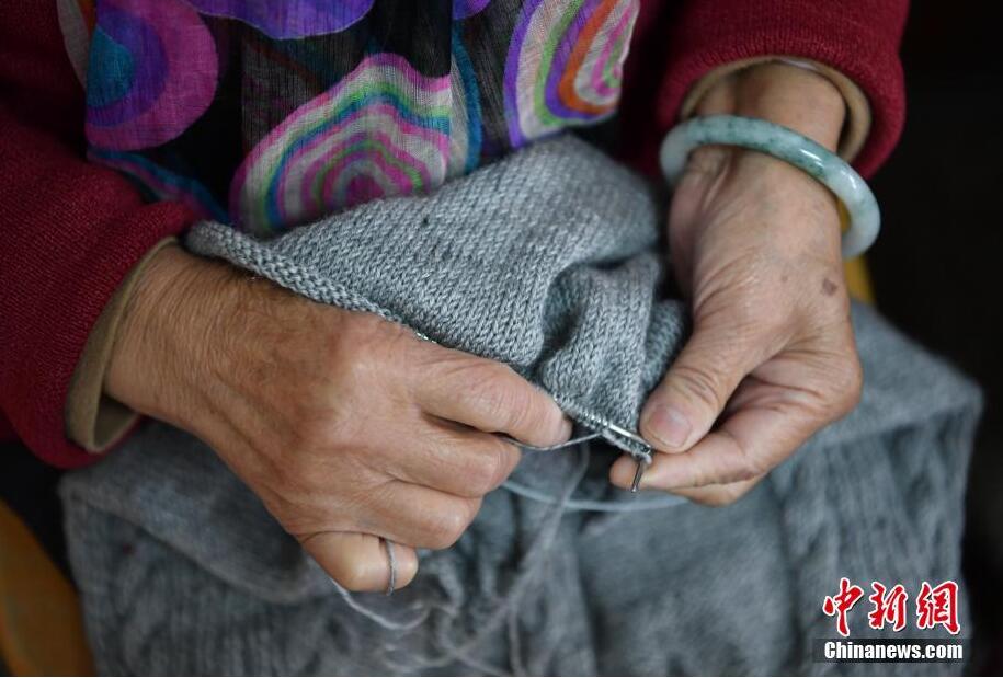 毛衣奶奶编织队平均年龄75岁织百余件送贫困生