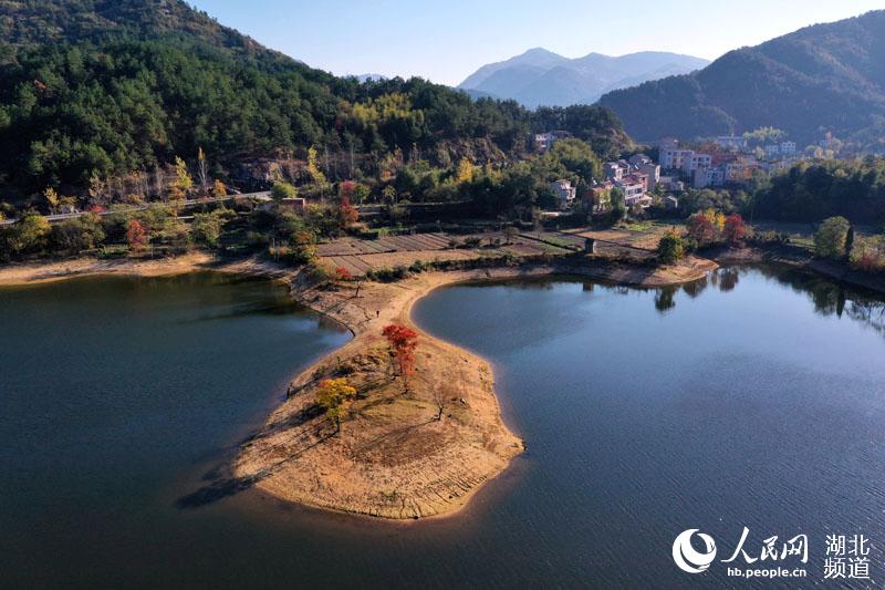 湖北麻城水库秋色如画