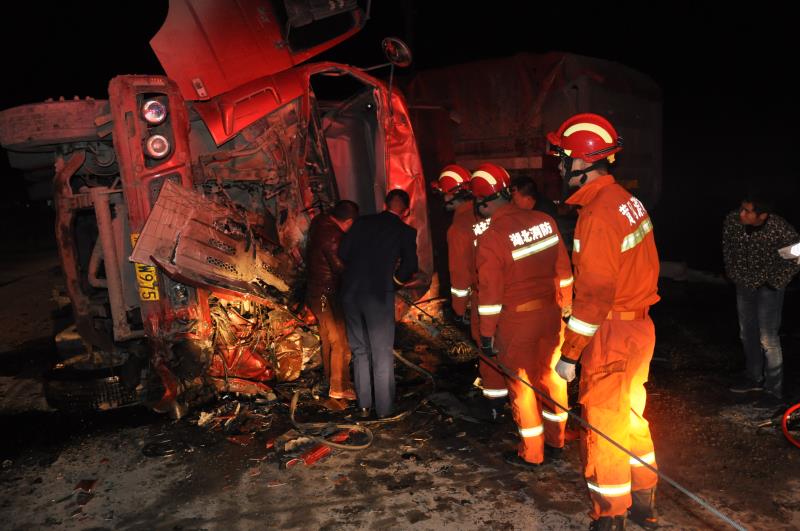 迎战暴风雪两车相撞一车侧翻麻城消防雪地救援