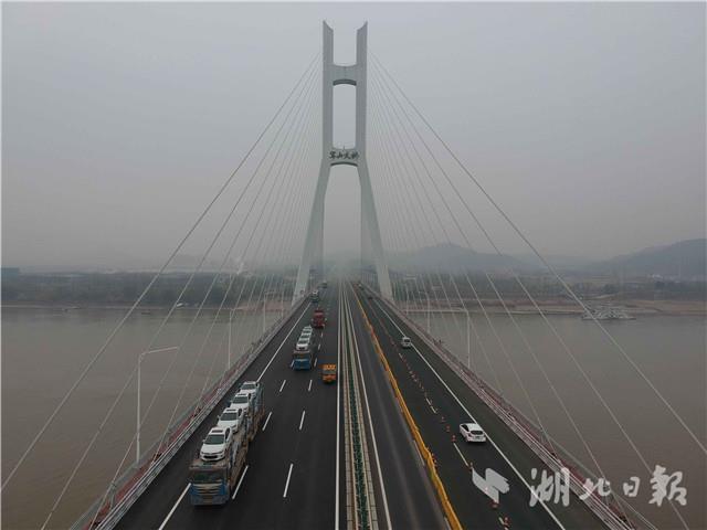 维修500天的武汉军山大桥恢复通车司机们不必在绕行