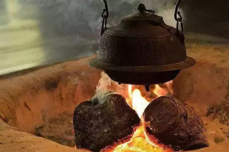 的时候,暮色四合的时候,青灯照壁的时候,在凛凛严寒中,生起一炉火来