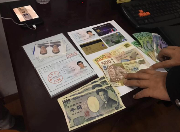 在包内发现一张李某某身份证和多张银行卡,此外还有数量不等港币,澳门