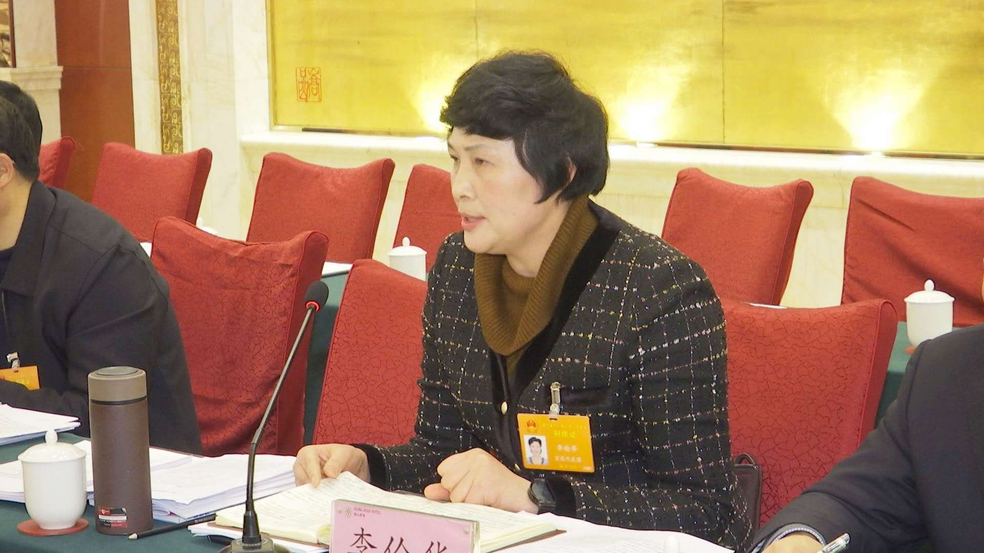 伍家岗区委副书记,区长李伦华说:要结合伍家岗区实际情况,深入贯彻