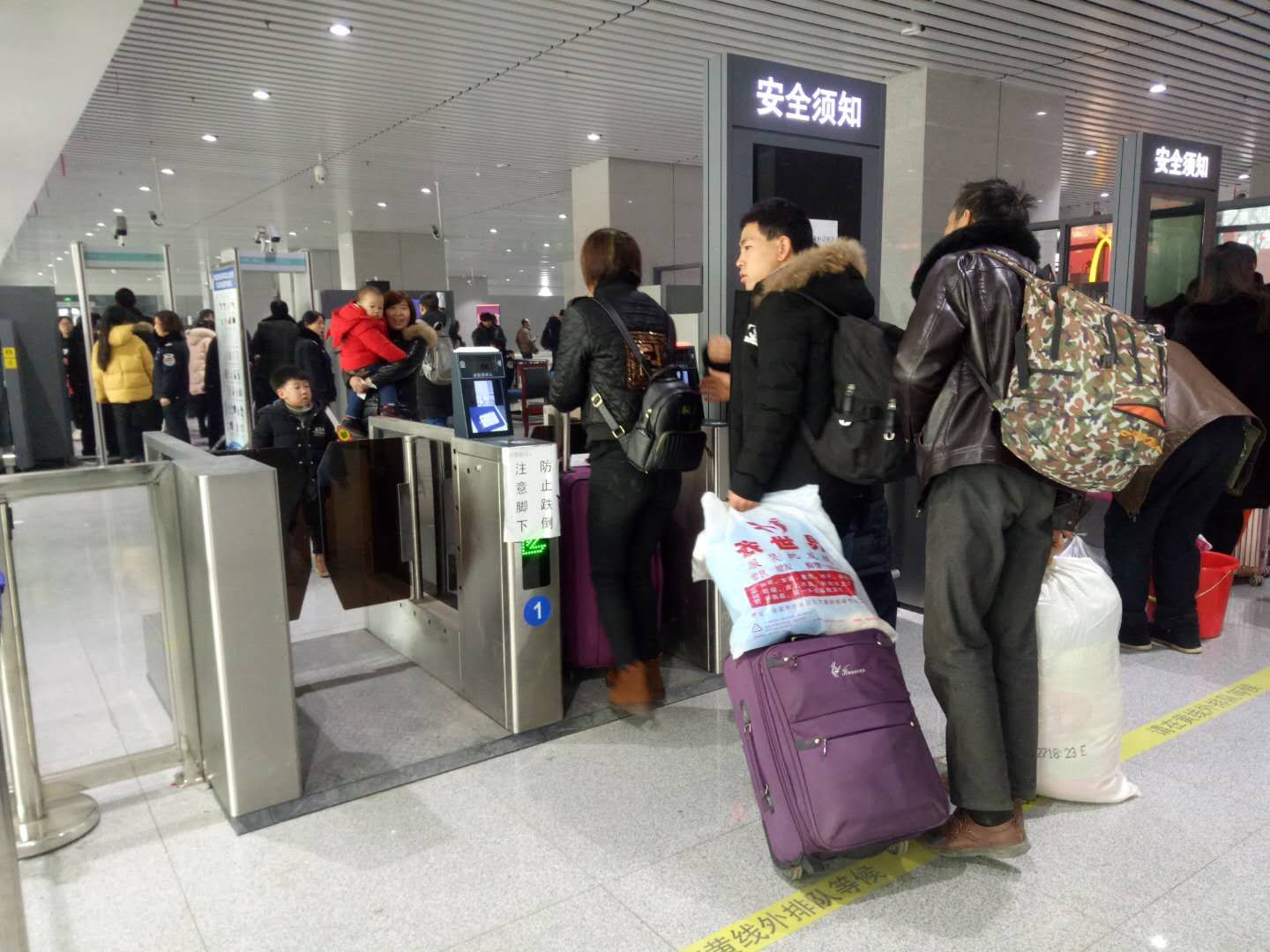 记者在现场看到,宜昌火车东站已经新增进站口,候车区明显扩大,乘客