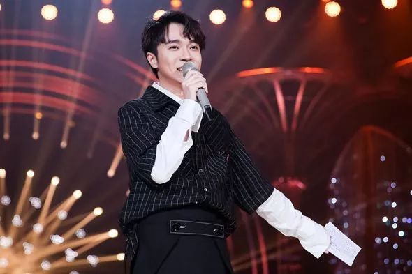 吴青峰开场的《燕窝》用温柔的声线传达着音乐初心.