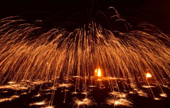 不一样的中国烟火非遗艺人铁花火雨迎元宵