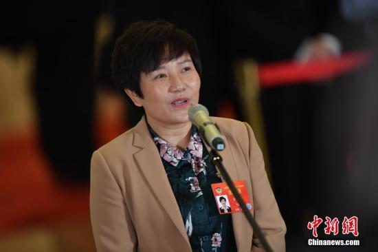 图为全国政协委员余留芬在"委员通道"接受采访.