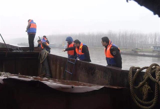 记者350公里直击打击非法采砂盯梢与反盯梢如谍战