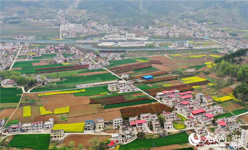 人民网保康4月1日电 2019年3月30日,俯瞰湖北省保康县寺坪镇简家坪村