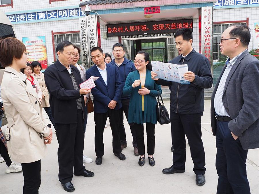市红十字会常务副会长杨继程,市文明办副主任高万红,点军区,夷陵区委