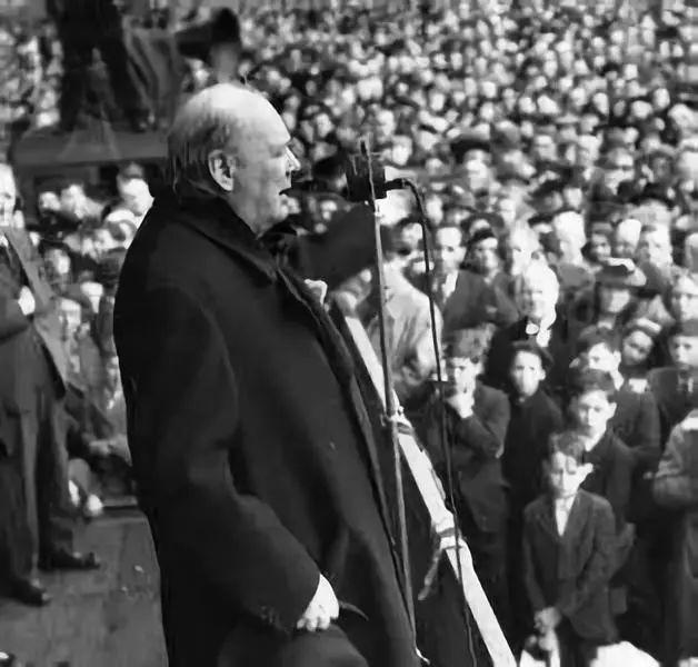 【大揭秘】德国舰队突遭英国巨舰"胡德"号拦截,俾斯麦号该如何迎战?