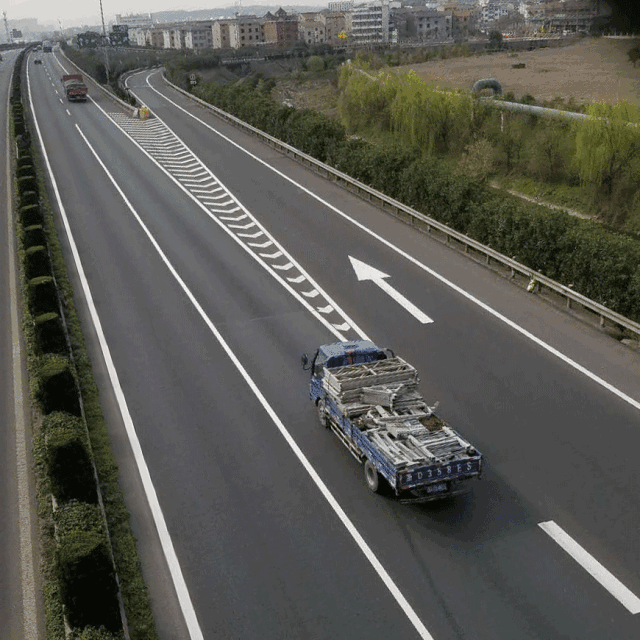 私家车压实线变道s70武汉→黄石方向·私家车压实线变道武汉新华路