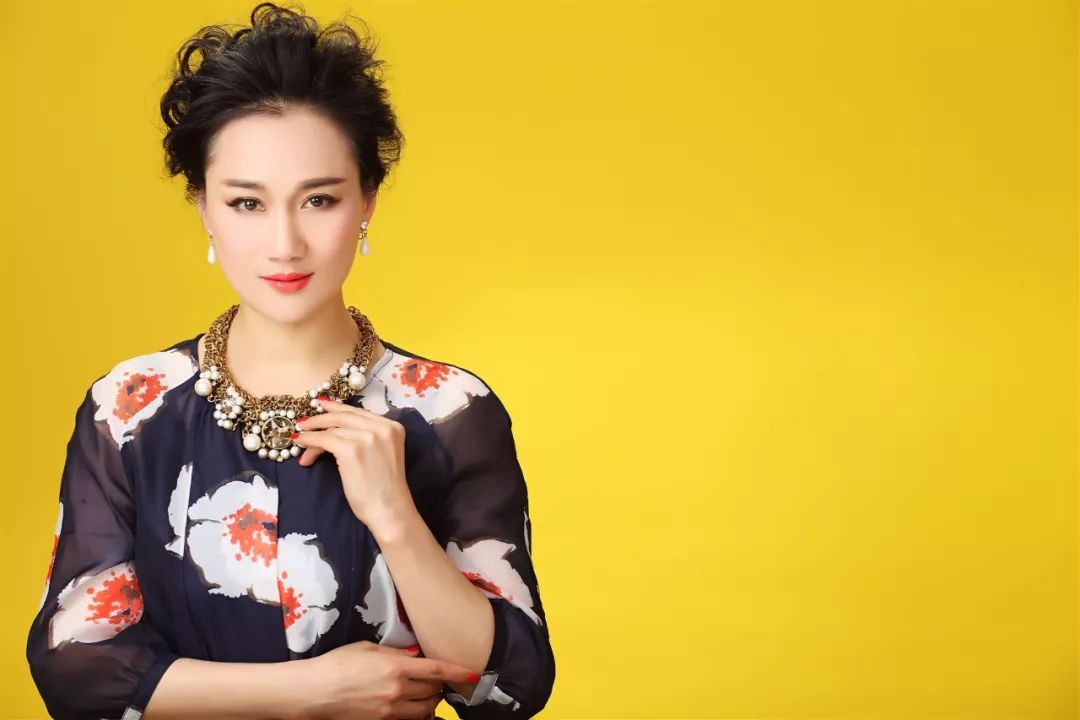 1968年8月,陈晓红降生在浙江桐庐这个素有"越剧之乡"的戏曲之地.