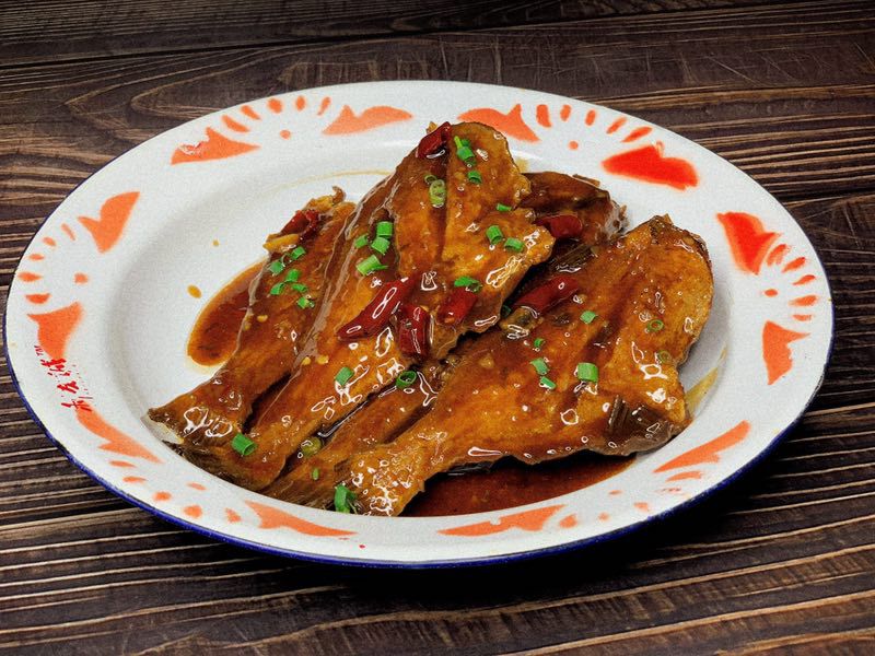 新鲜剥皮鱼处理干净,少许盐,生姜,料酒腌制30分钟,洗净.