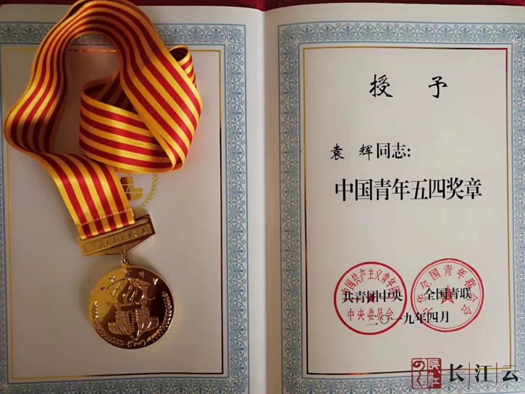 31岁的袁辉来自江苏徐州,从南京大学历史系毕业后,2012年,他被拐杖
