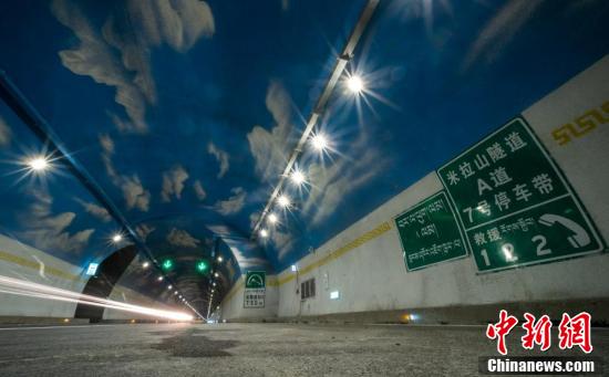 世界海拔最高公路特长隧道双向通车_长江云
