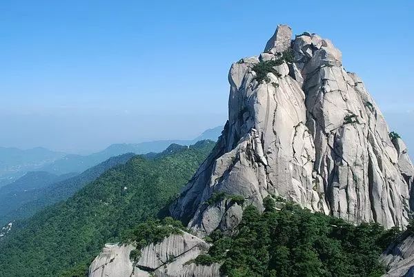 夜发清溪向三峡,思君不见下渝州.峨眉山月半轮秋,影入平羌江水流.