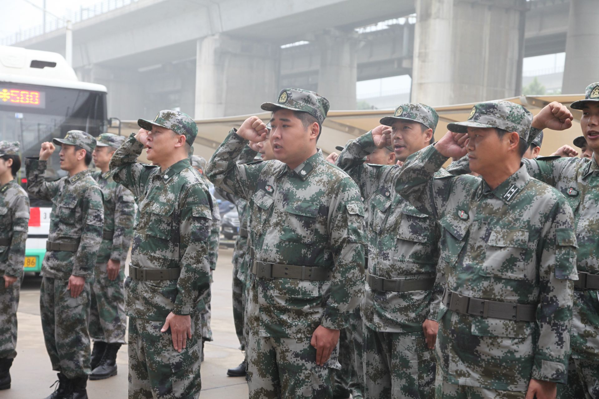 武汉首条预备役军人号公交588路整装再出发