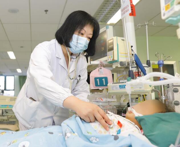 1岁男童患重症肺炎为救幼子性命父母自驾千里来汉