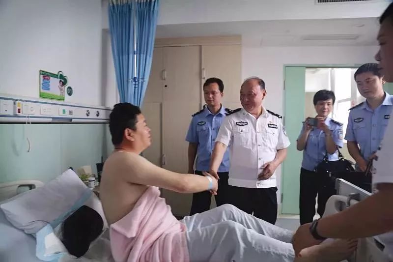 致敬英雄 | 警号005234,被鲜血染红!