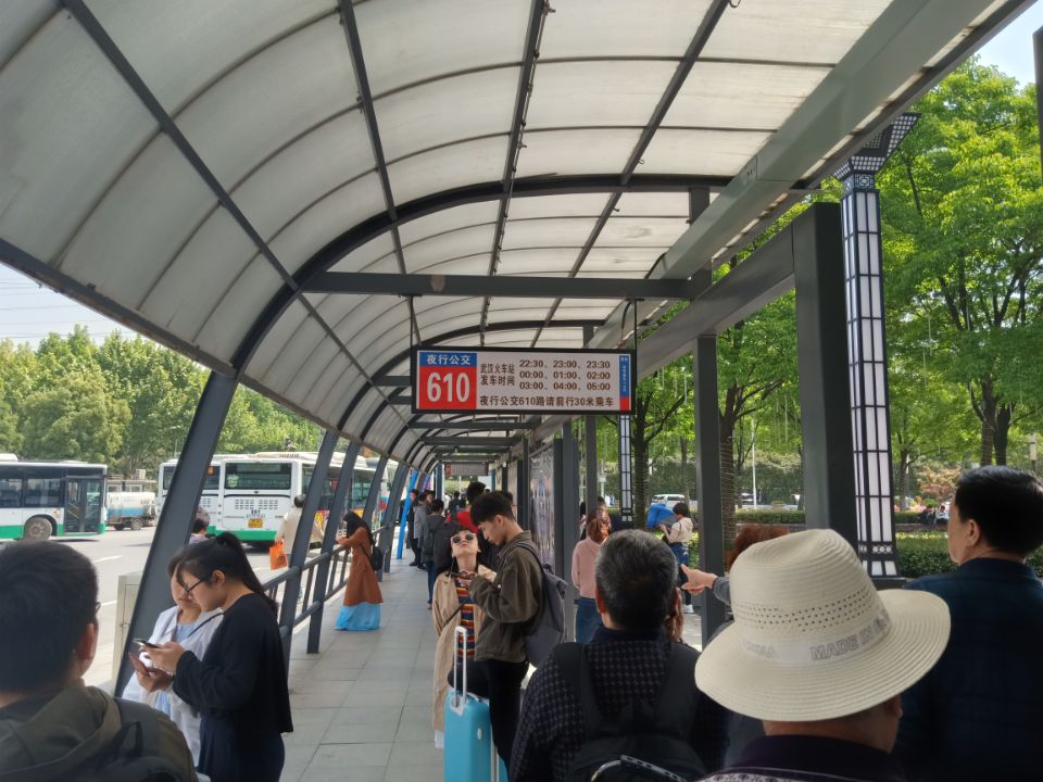 武汉火车站夜行公交站牌更新引导标识市民乘车更方便