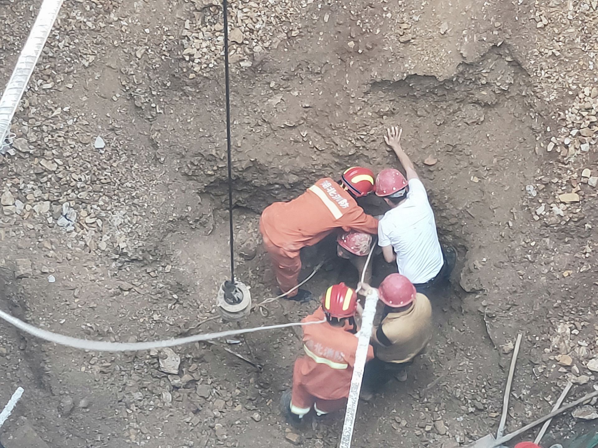 武汉消防:12米竖井下的紧急救援