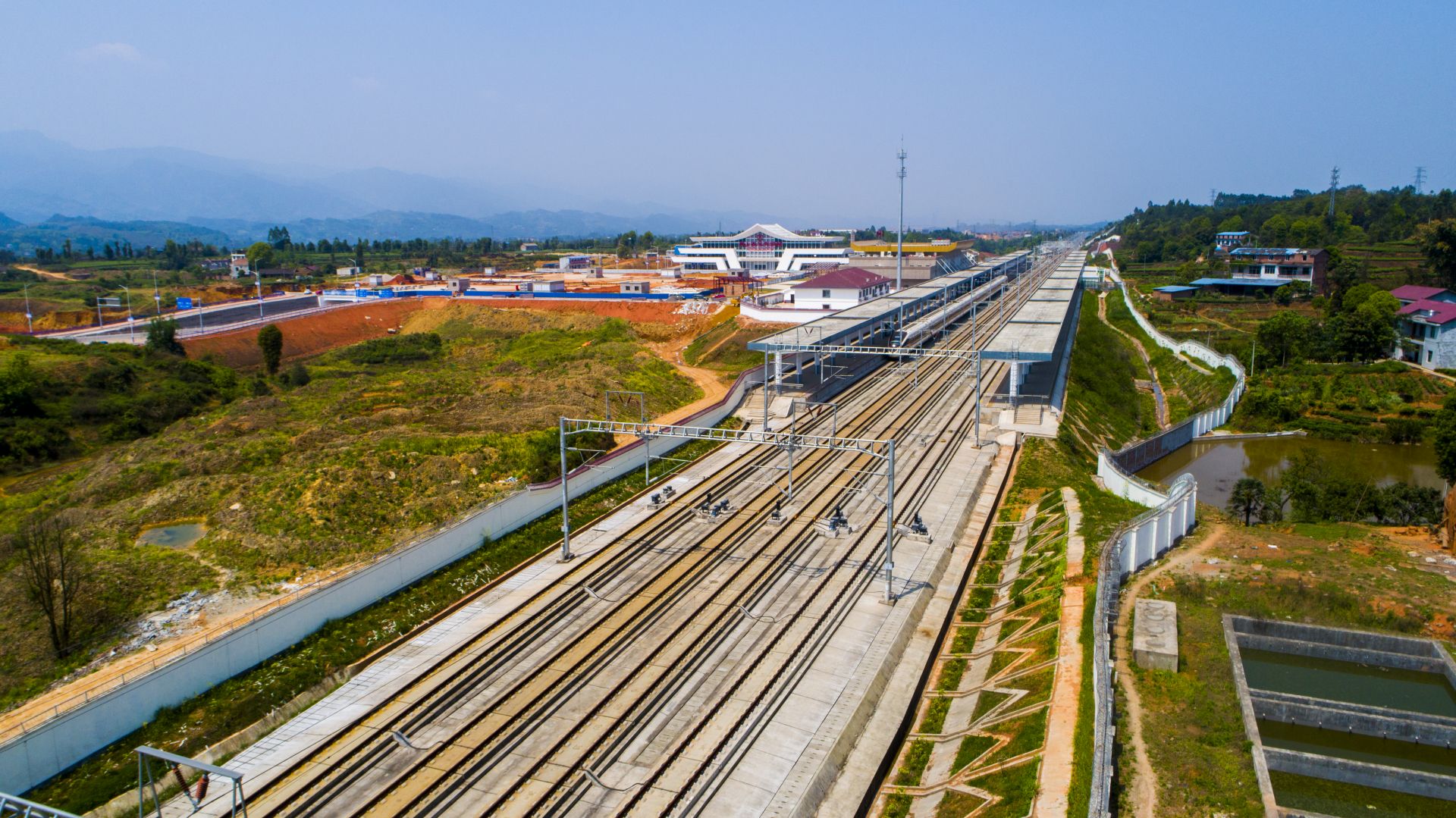 成贵铁路乐宜段开通从湖北坐动车前往川南地区更便捷