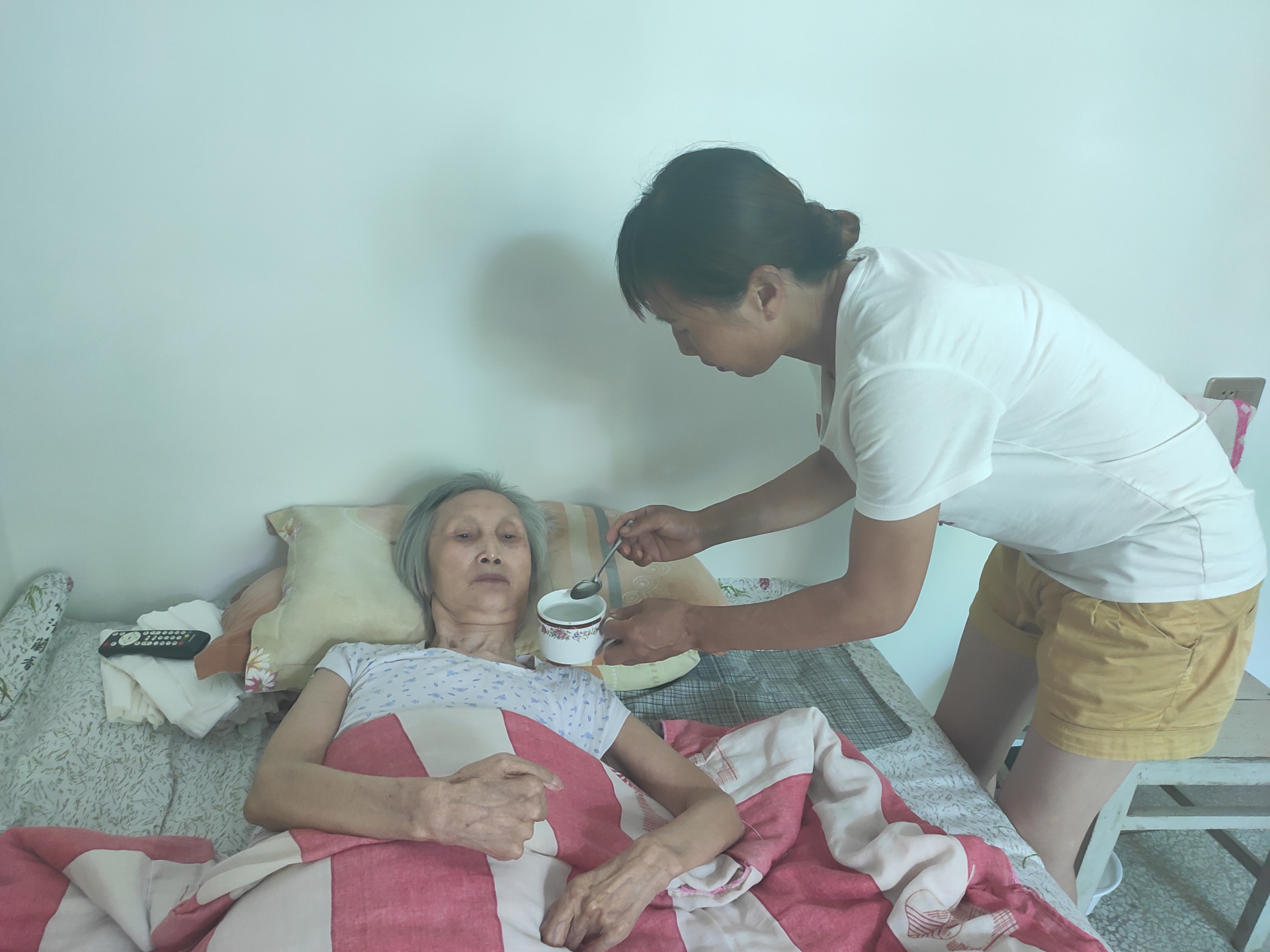 孝顺好女儿大爱好女婿照顾瘫痪母亲十五载