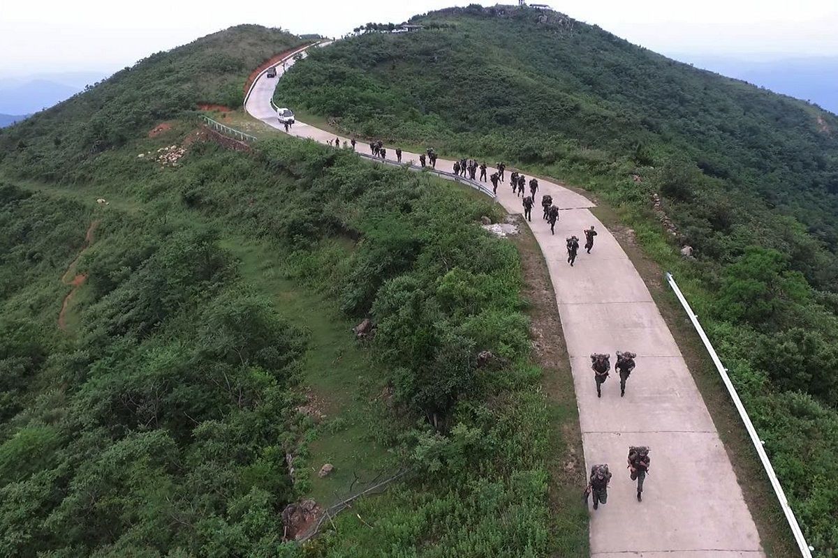 30公里武裝越野近日,在神秘秀美的湖北京山市綠林鎮某地山林深處,武警