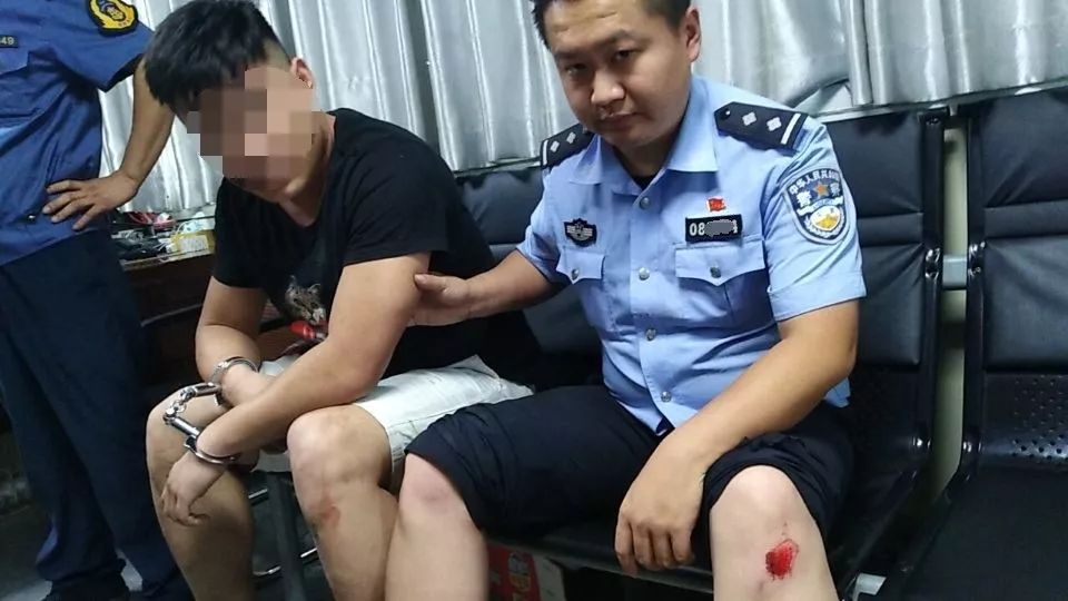 v视逃犯夺门而逃民警飞身扑倒