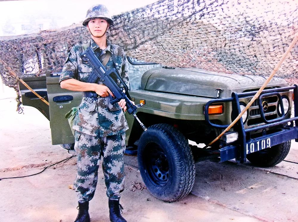 致敬八一军人的英雄本色在警队传承