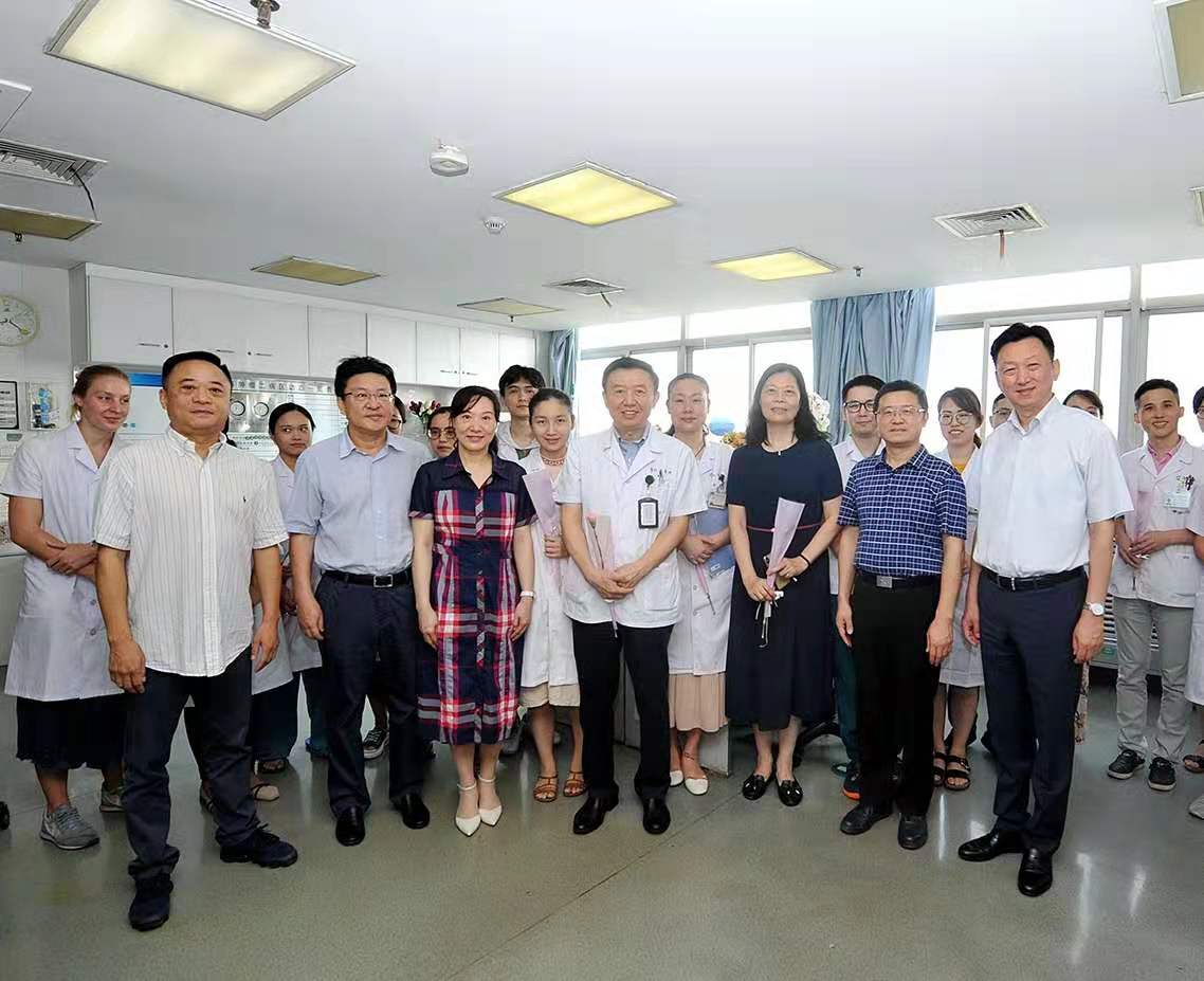 在华中科技大学同济医学院附属同济医院,李向东一行先后来到肝脏外科