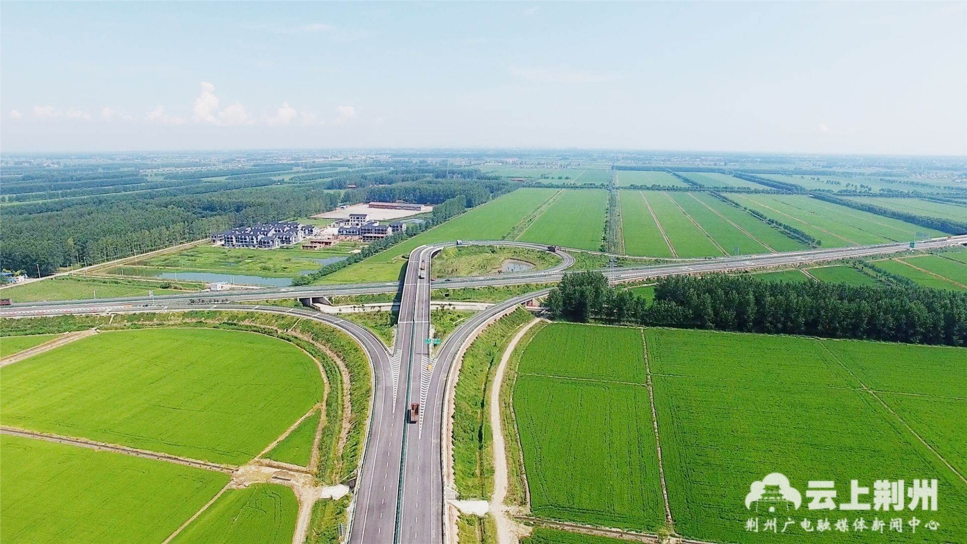 今天上午10点沙公高速正式通车荆州又添一条过江通道