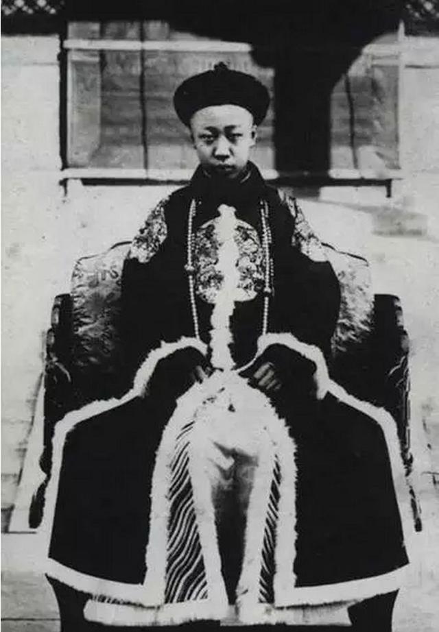 16岁时,溥仪在"逊清小朝廷"提出了自己的想法:朕想出国去看看!