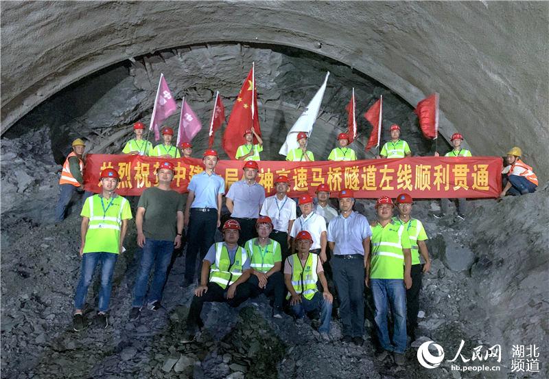 湖北保神高速公路馬橋隧道左洞全線貫通