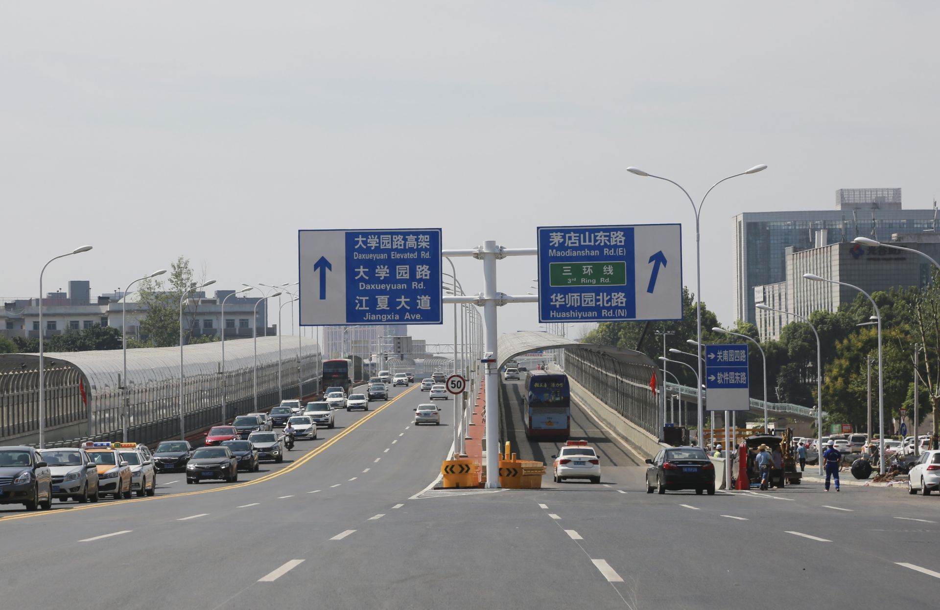 千亿大道打通交通瓶颈武汉关山大道跨越南环铁路通道今天通车