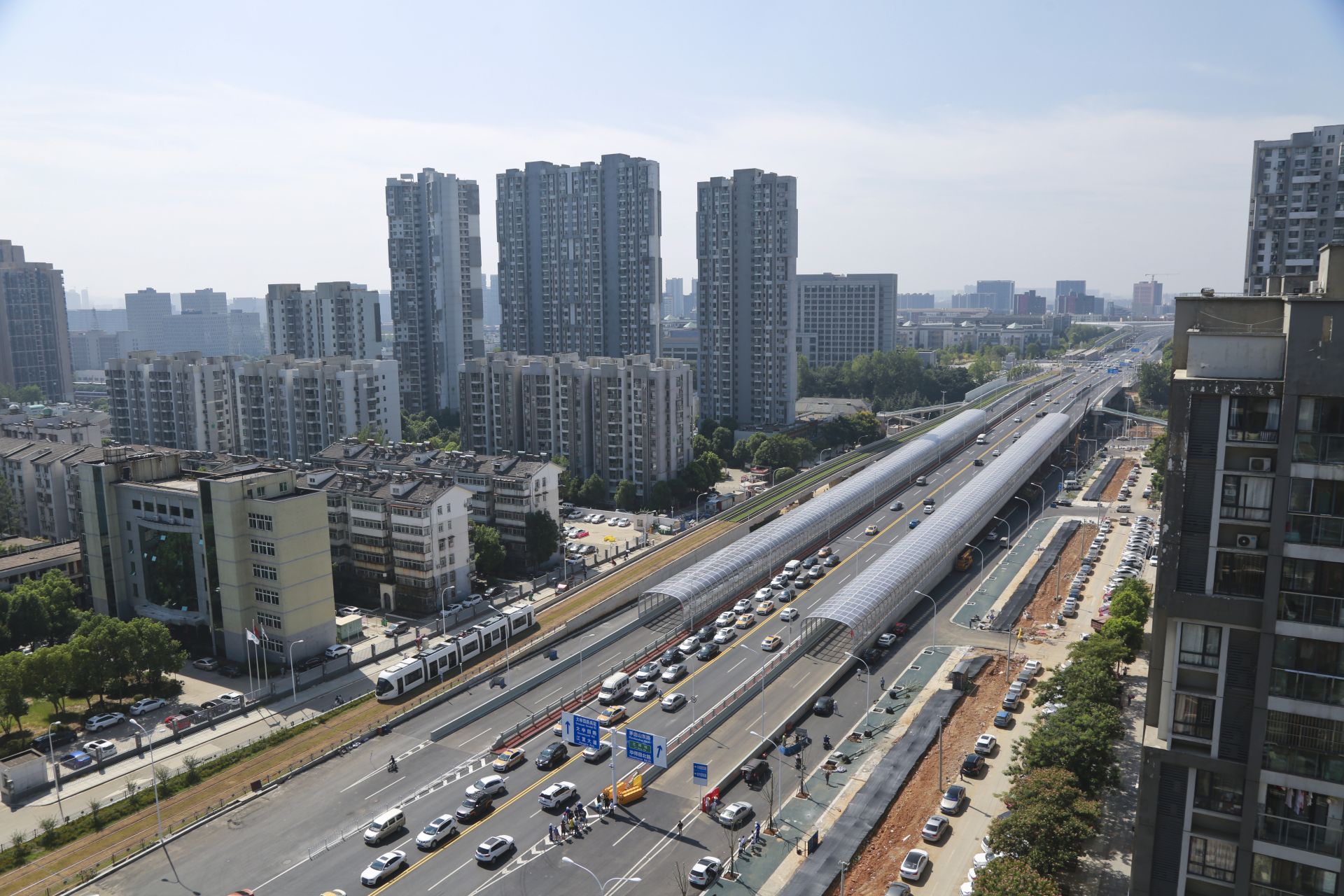 千亿大道打通交通瓶颈武汉关山大道跨越南环铁路通道今天通车